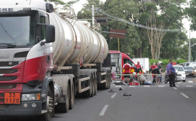 Mãe morre e filho fica em estado grave em acidente de moto com caminhão no Zé Pereira