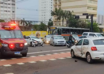 Motorista fura o sinal e acerta dois veículos na Avenida Afonso Pena nesta manhã
