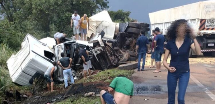 Acidente grave na BR-163 envolvendo caminhões e caminhonete deixa 4 feridos graves