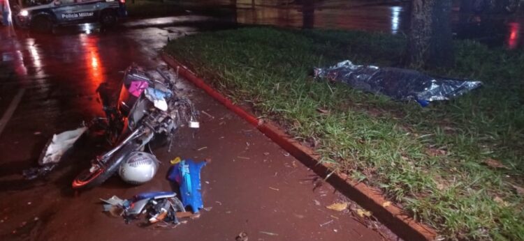 Mulher bate com motocicleta na lateral de Hilux e acaba morrendo em Dourados