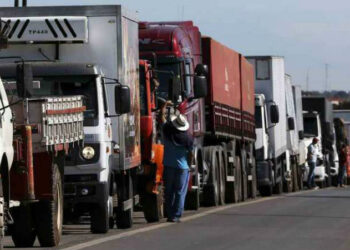 Aumento no diesel faz caminhoneiros estudarem nova greve
