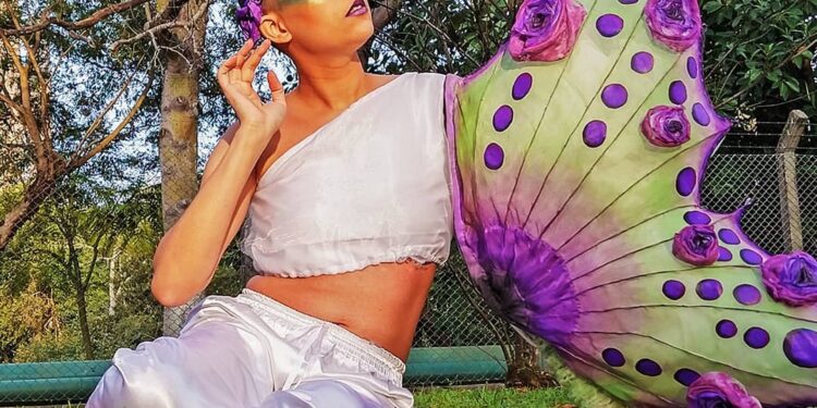 Com cabelo raspado e superando cada dia doença autoimune, Ju Alberton dá um show de beleza na web