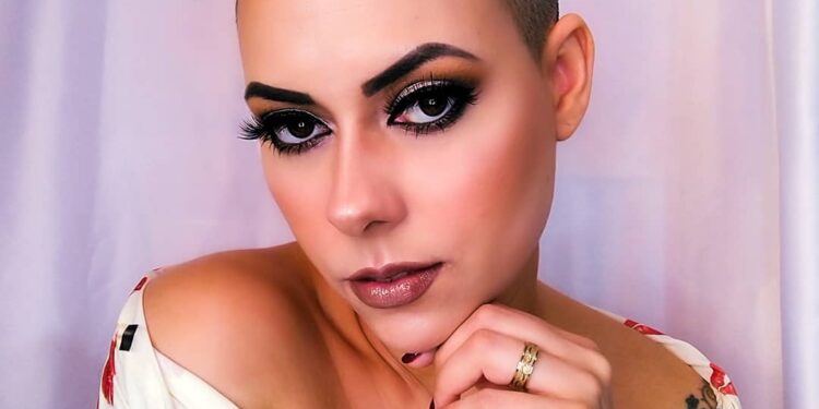 Com cabelo raspado e superando cada dia doença autoimune, Ju Alberton dá um show de beleza na web
