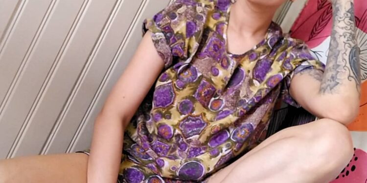 Com cabelo raspado e superando cada dia doença autoimune, Ju Alberton dá um show de beleza na web