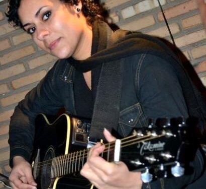 Com cabelo raspado e superando cada dia doença autoimune, Ju Alberton dá um show de beleza na web