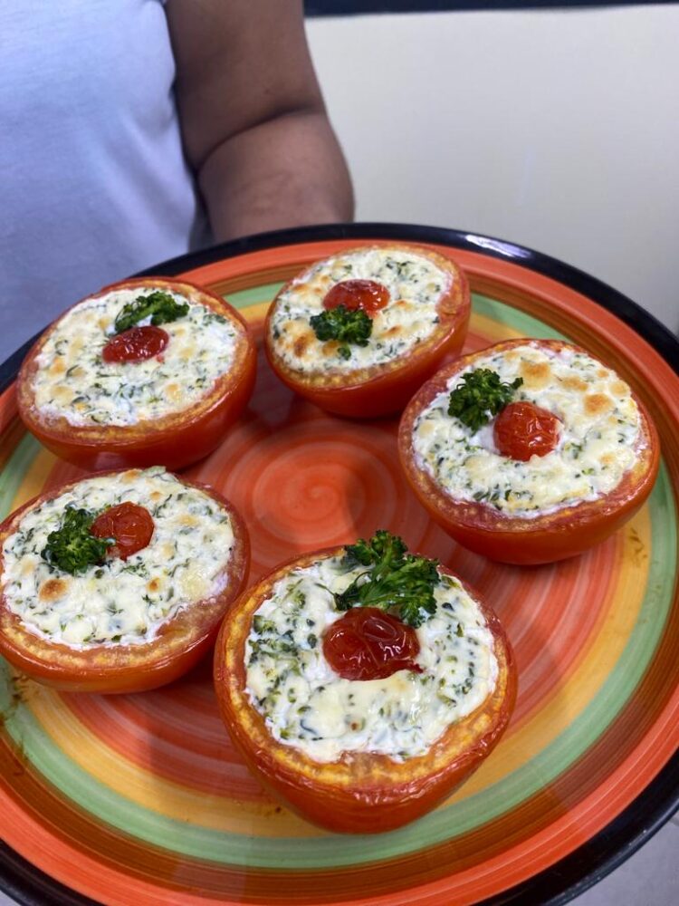 Receita Saudável: tomate recheado com creme de ricota e brócolis
