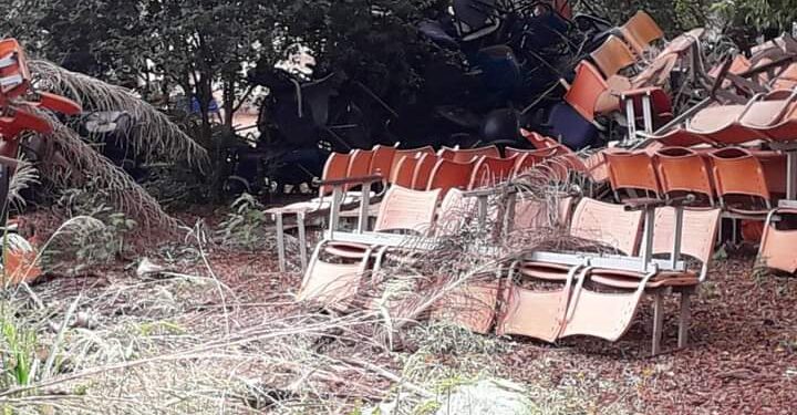 Móveis antigos de posto de saúde ficam acumulados em “lixão” no Parque do Sol e população pede solução