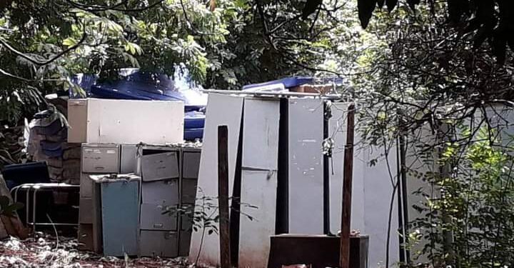 Móveis antigos de posto de saúde ficam acumulados em “lixão” no Parque do Sol e população pede solução