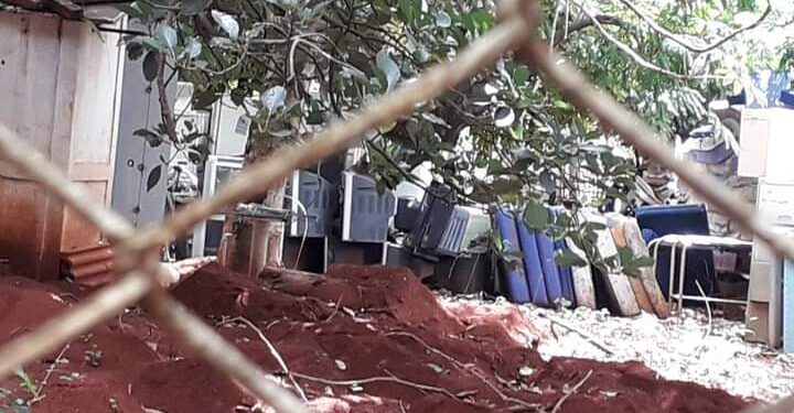Móveis antigos de posto de saúde ficam acumulados em “lixão” no Parque do Sol e população pede solução