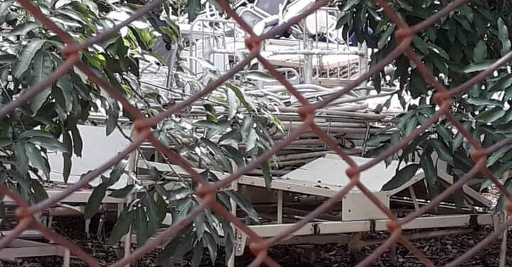 Móveis antigos de posto de saúde ficam acumulados em “lixão” no Parque do Sol e população pede solução
