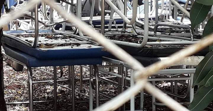Móveis antigos de posto de saúde ficam acumulados em “lixão” no Parque do Sol e população pede solução
