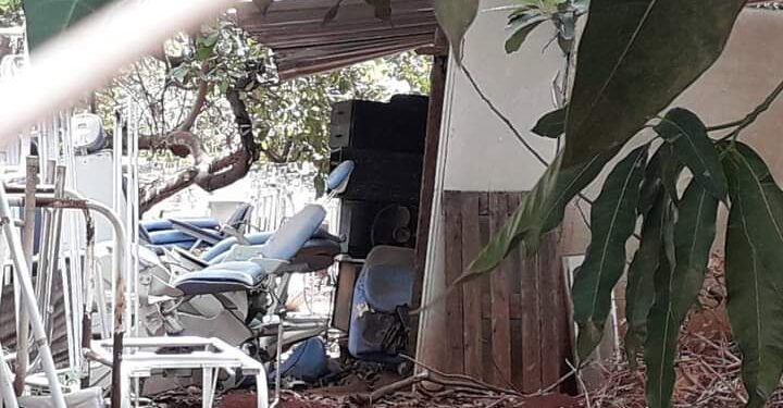 Móveis antigos de posto de saúde ficam acumulados em “lixão” no Parque do Sol e população pede solução