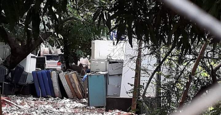 Móveis antigos de posto de saúde ficam acumulados em “lixão” no Parque do Sol e população pede solução