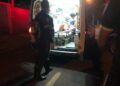 Mulher surge correndo com fios no pescoço e PMs evitam suicídio em MS