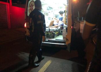 Mulher surge correndo com fios no pescoço e PMs evitam suicídio em MS