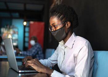 Pesquisa mostra que negras receberam R$ 5 a menos que brancas por hora de trabalho em MS