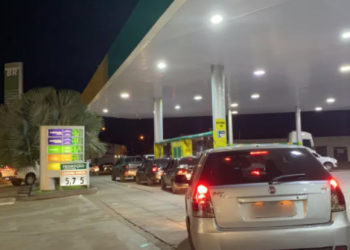 Entenda o porquê população lotou postos de combustíveis nesta noite na Capital e no país todo