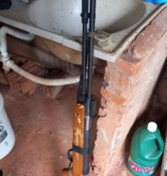 Homem não aceita pedido de separação e mantém mulher em cárcere com rifle em MS