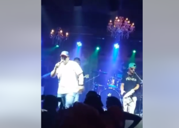 Vídeo: Junto com mãe e mulher, vocalista do PagoZen tenta invadir e agredir proprietários do grupo