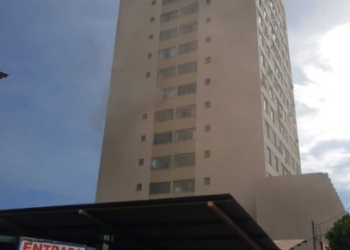Idoso fica preso no edifício XV de Novembro, após incêndio em ap. nesta tarde na Capital