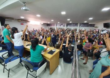 Professores analisam proposta do prefeito para decidir sobre a greve do dia 17 deste mês