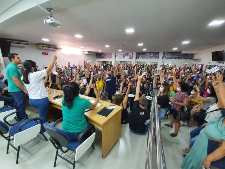 Professores analisam proposta do prefeito para decidir sobre a greve do dia 17 deste mês