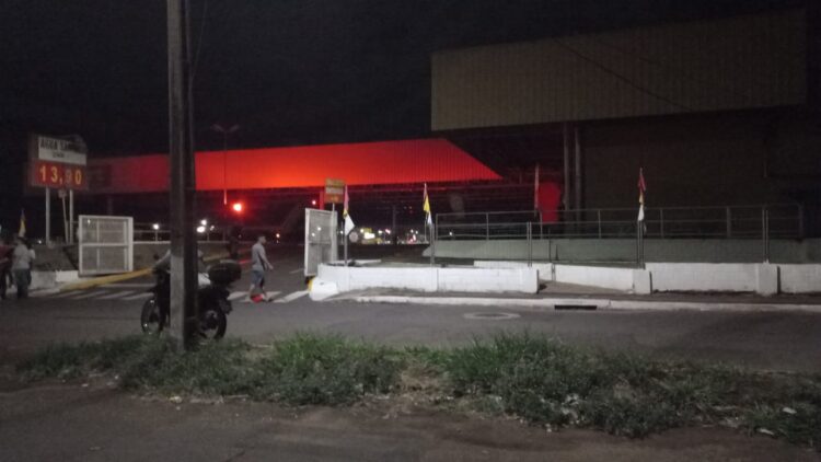 Veja Vídeos: Incêndio de grandes proporções atinge o Forte Atacadista da Presidente Vargas