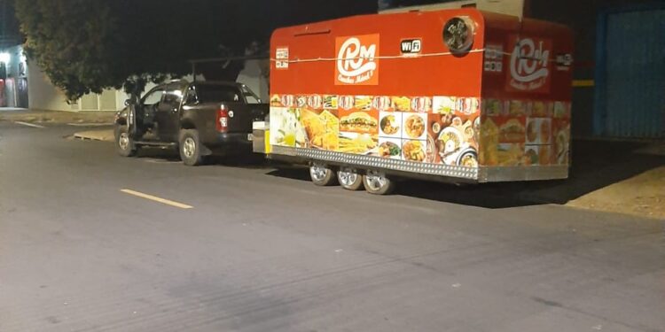 Casal aposta em locomotivas de lanches que reúne a galera até amanhecer na Capital