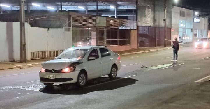 Vídeo: Motorista causa engavetamento com 3 veículos na Fernando Corrêa da Costa e foge na Capital