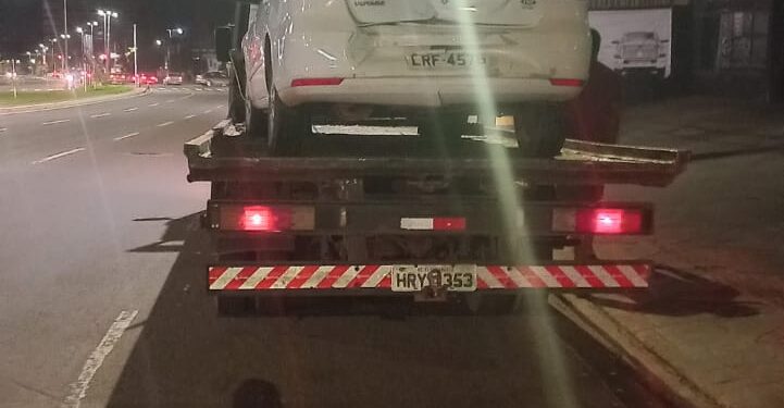 Vídeo: Motorista causa engavetamento com 3 veículos na Fernando Corrêa da Costa e foge na Capital