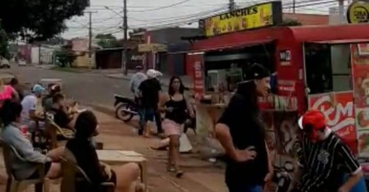 Casal aposta em locomotivas de lanches que reúne a galera até amanhecer na Capital