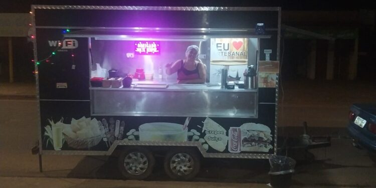 Casal aposta em locomotivas de lanches que reúne a galera até amanhecer na Capital