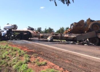 Colisão entre 2 caminhões, mata condutor e deixa três feridos na BR-262