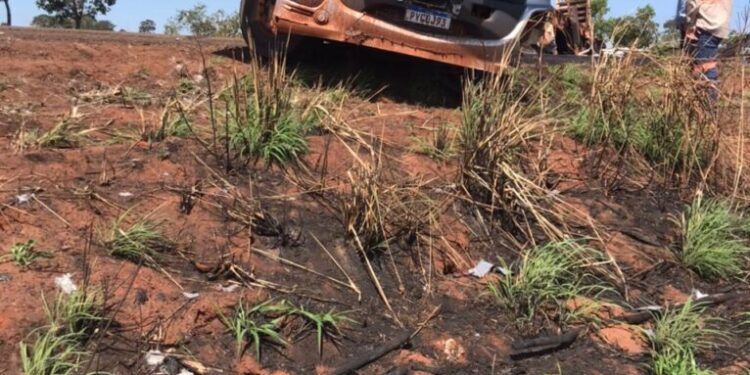 Colisão entre 2 caminhões, mata condutor e deixa três feridos na BR-262