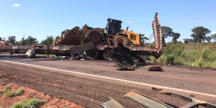 Colisão entre 2 caminhões, mata condutor e deixa três feridos na BR-262