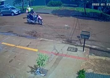 Vídeo: Criança se solta da mãe e acaba atropelada; condutor se apresenta hoje à polícia