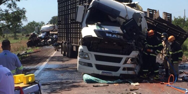 Colisão entre 2 caminhões, mata condutor e deixa três feridos na BR-262
