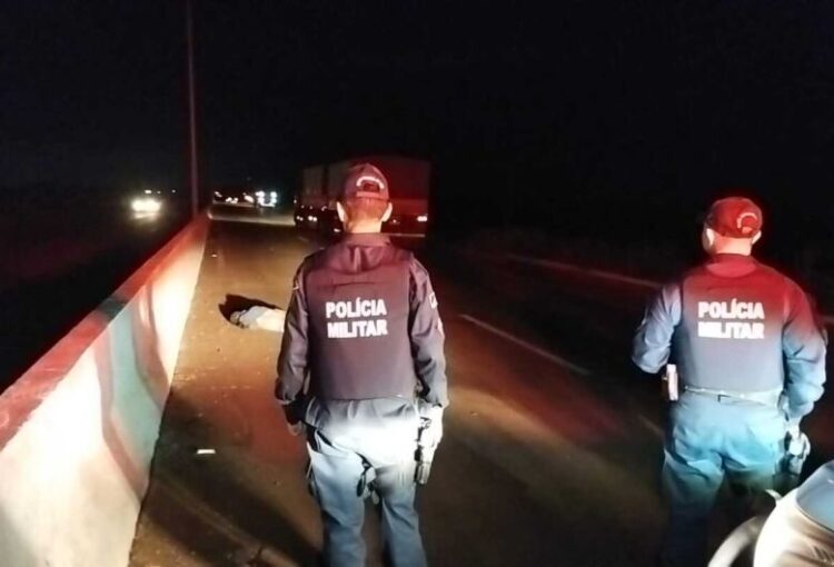 Homem morre, após ser atropelado por ônibus que trazia alunos de universidades na MS-156