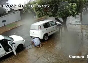 Com alta no combustível, motorista é flagrado tentando furtar gasolina de carro funerário