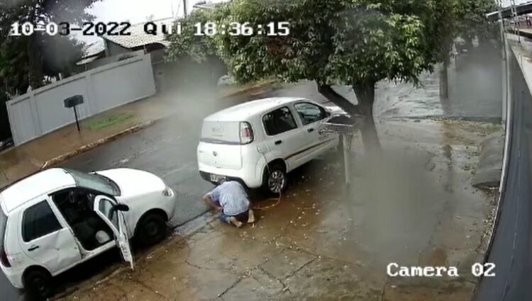 Com alta no combustível, motorista é flagrado tentando furtar gasolina de carro funerário