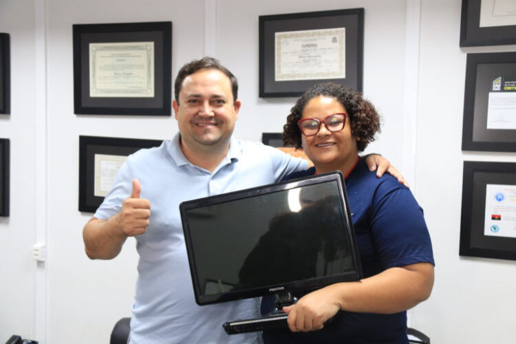 Deputado Marcio Fernandes doa equipamentos para CCZ fazer palestras em escolas públicas