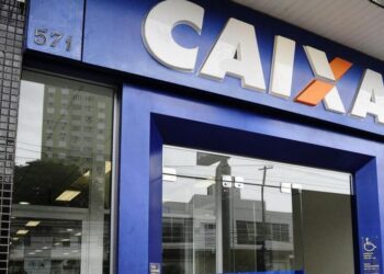 Bombeiros são acionados, após porta giratória de banco soltar fumaça e assustar clientes na Capital