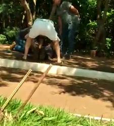 Vídeo: Populares amarram morador pego furtando casas na região do Zé Pereira