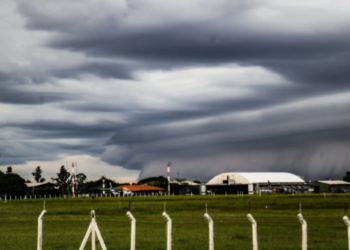 “Shelf cloud”: Nuvem prateleira trouxe chuva para Capital assustando a todos nesta sexta-feira