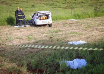 Mulher tem corpo dividido em partes, após perder controle e capotar Siena na MS-010