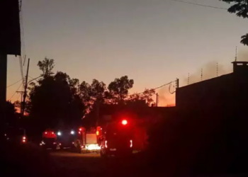 Bombeiros trabalham durante toda a madrugada apagando grande incêndio em empresa da Capital