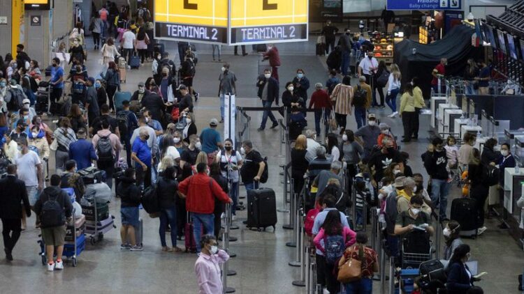 Em aeroportos e aviões ainda é obrigatório a utilização do uso de máscaras, diz Anvisa