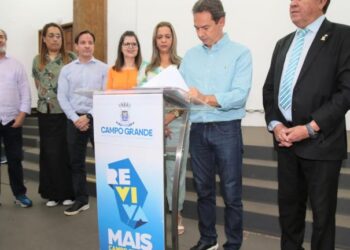 Prefeito Marquinhos Trad assina projeto de lei que transforma cargos em professor auxiliar de educação infantil