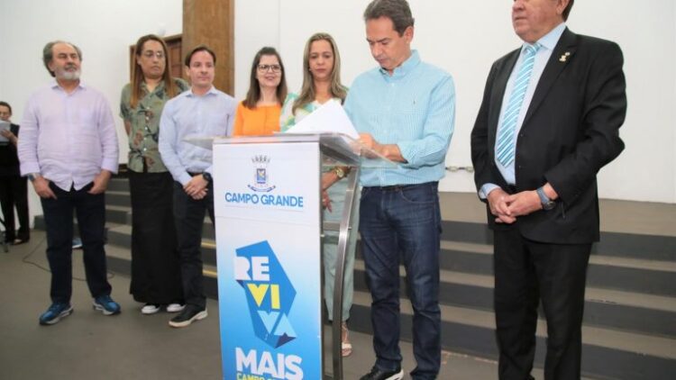 Prefeito Marquinhos Trad assina projeto de lei que transforma cargos em professor auxiliar de educação infantil