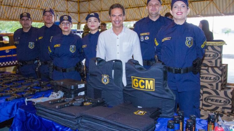 Prefeitura entrega viaturas, armas e coletes à Guarda para fortalecer a segurança pública